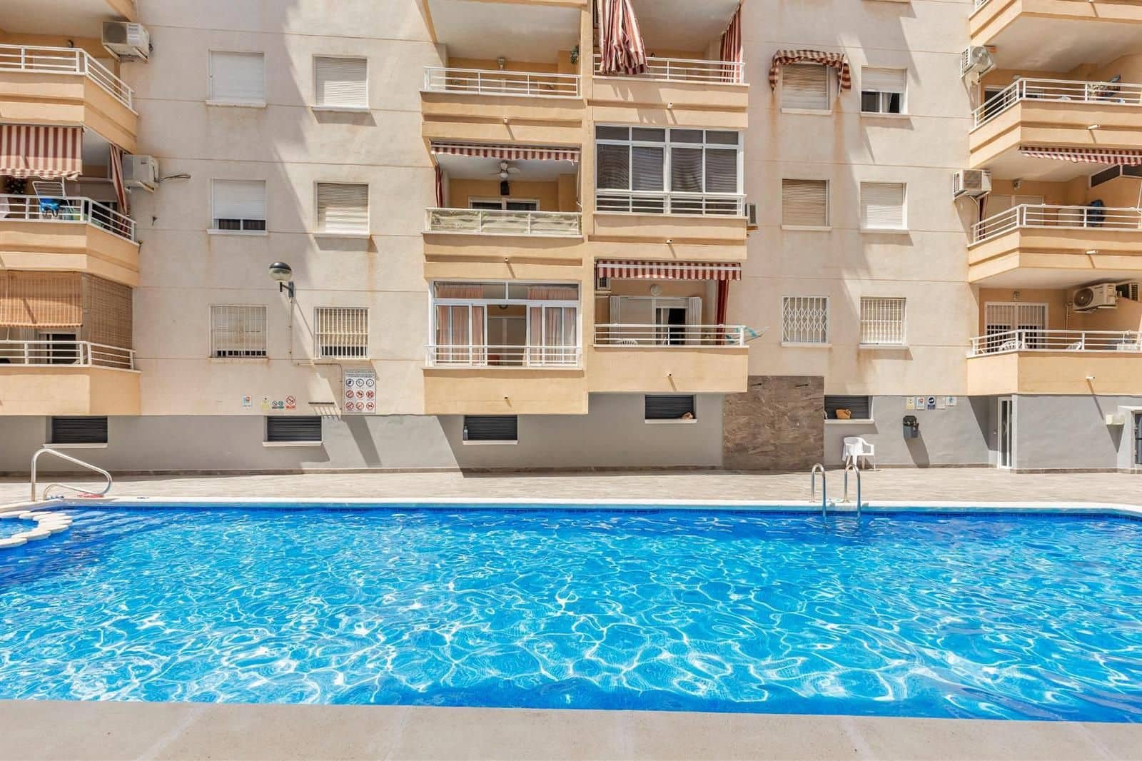 Piso de 2 habitaciones en Torrevieja en venta con piscina garaje - 149.900 € (Ref: 9902155)