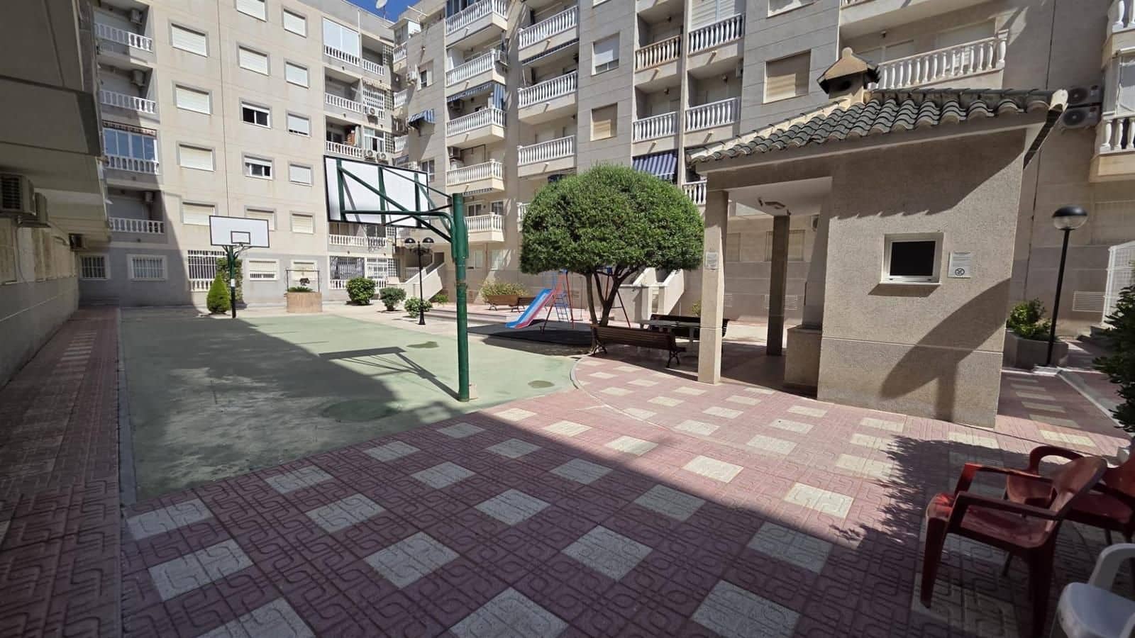 Flat for sale in Torrevieja with pool - € 105,000 (Ref: 9902156)