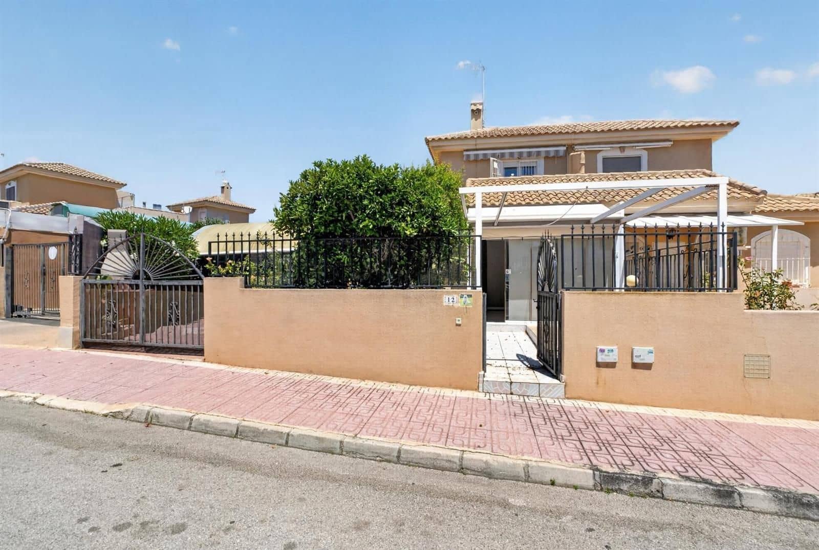 3 sypialnia Dom na sprzedaż w Torrevieja z basenem garażem - 270 000 € (Ref: 9902158)