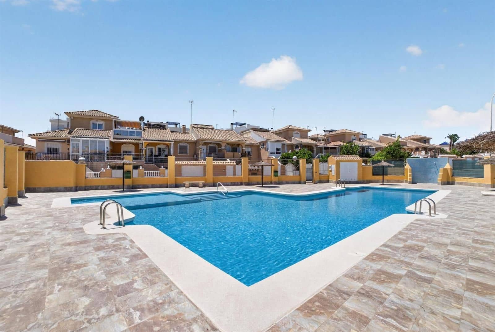 3 sypialnia Dom na sprzedaż w Torrevieja z basenem garażem - 270 000 € (Ref: 9902158)