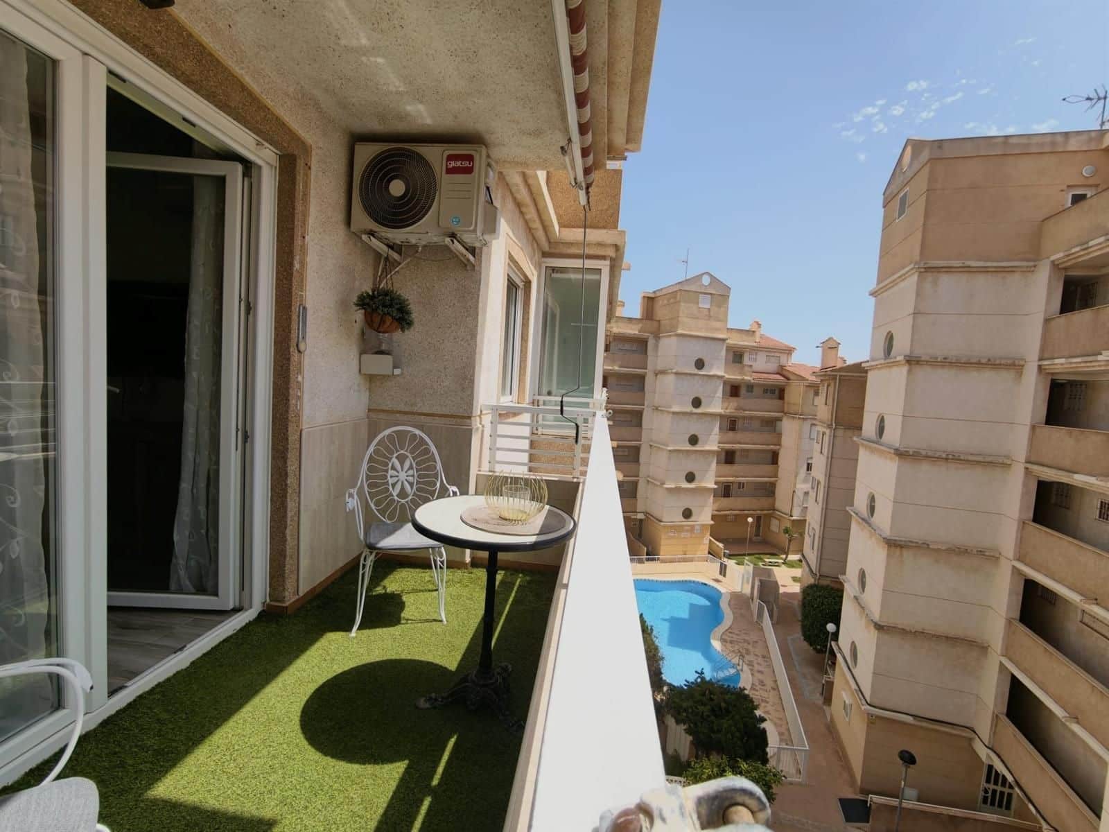 2 soverom Leilighet til salgs i Torrevieja med svømmebasseng garasje - € 169 900 (Ref: 9909004)
