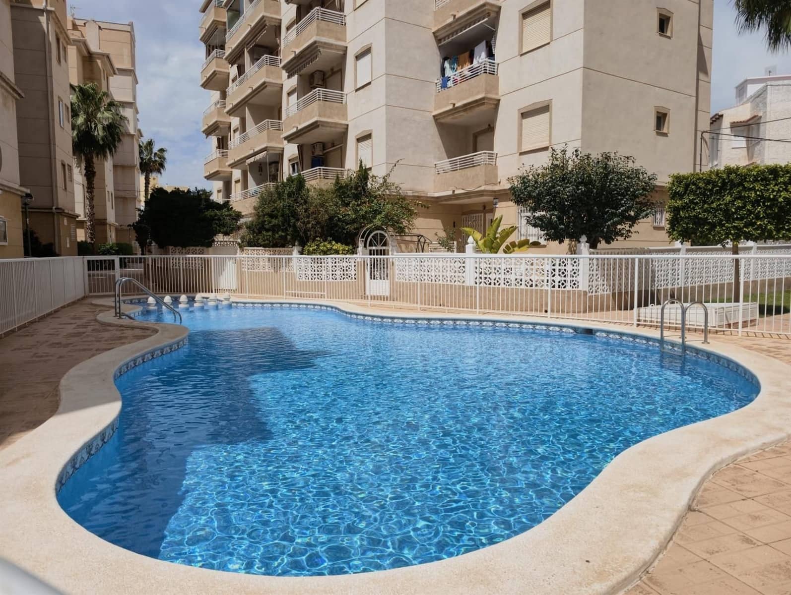 2 soverom Leilighet til salgs i Torrevieja med svømmebasseng garasje - € 169 900 (Ref: 9909004)