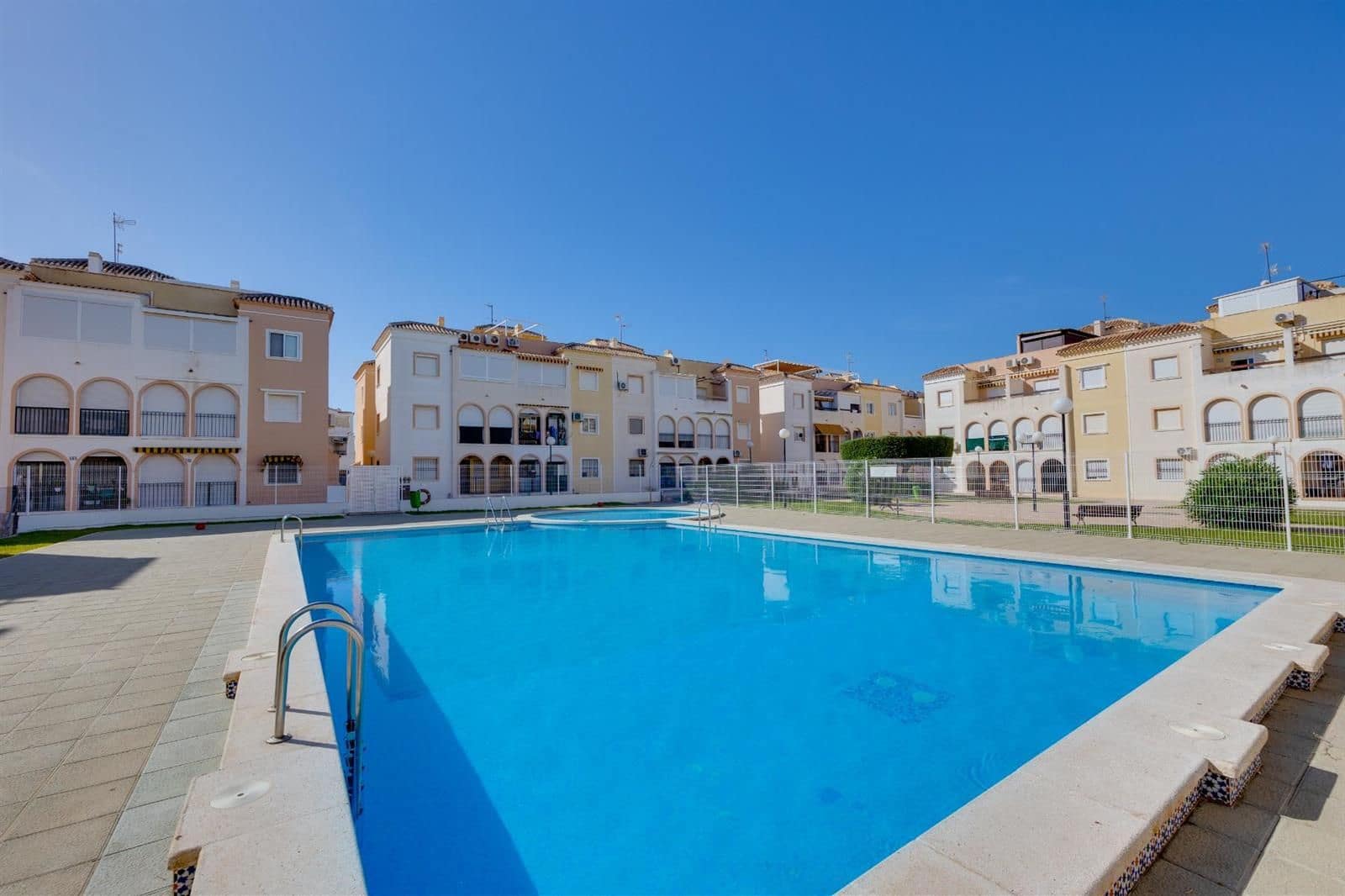 2 soveværelse Villa til salg i Torrevieja med swimmingpool - € 149.900 (Ref: 9932544)