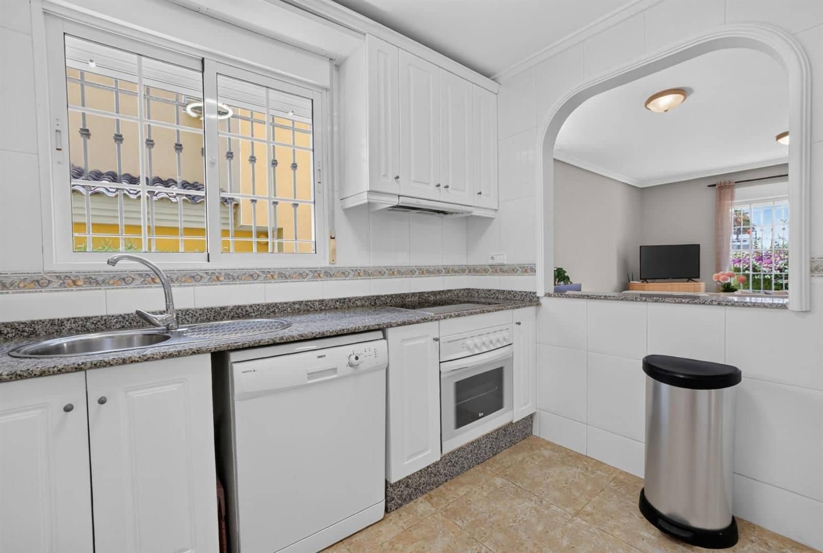 3 soveværelse Villa til salg i Orihuela Costa med swimmingpool garage - € 299.000 (Ref: 9953387)