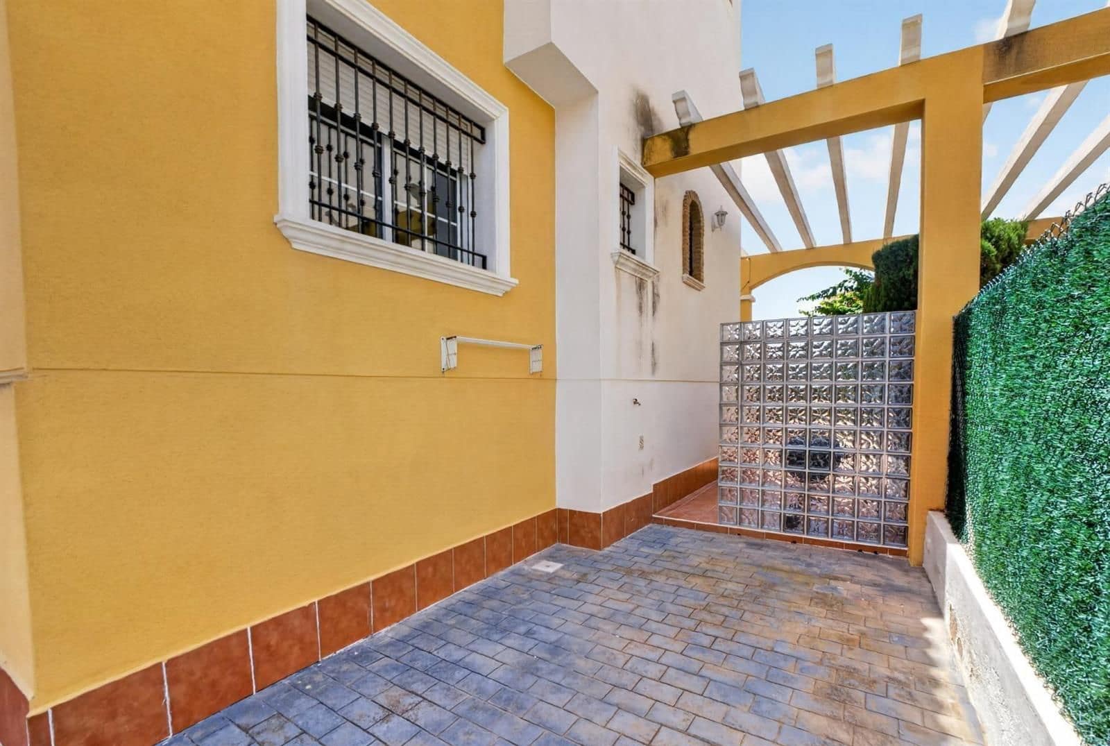 3 soveværelse Villa til salg i Orihuela Costa med swimmingpool garage - € 299.000 (Ref: 9953387)