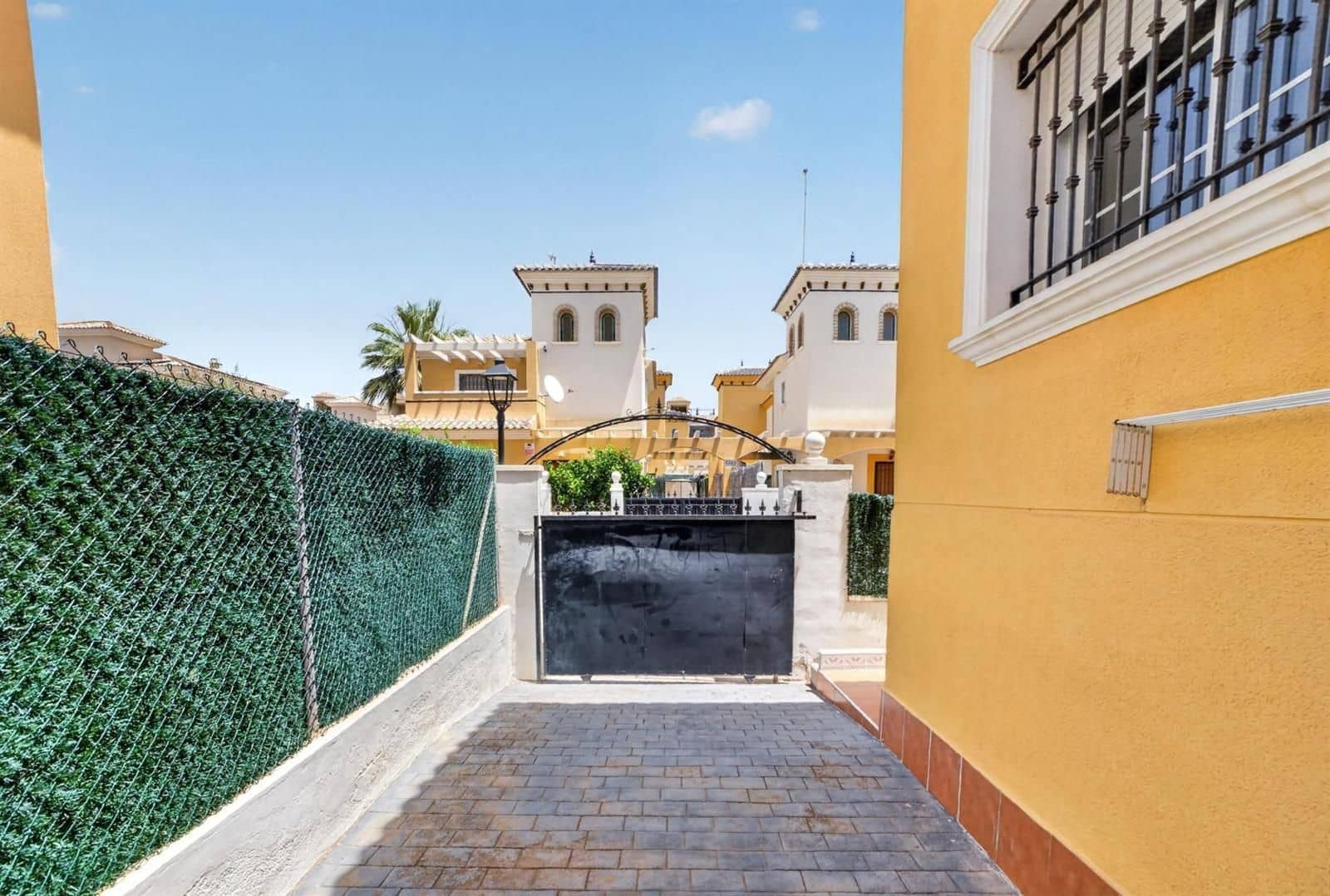 3 soveværelse Villa til salg i Orihuela Costa med swimmingpool garage - € 299.000 (Ref: 9953387)