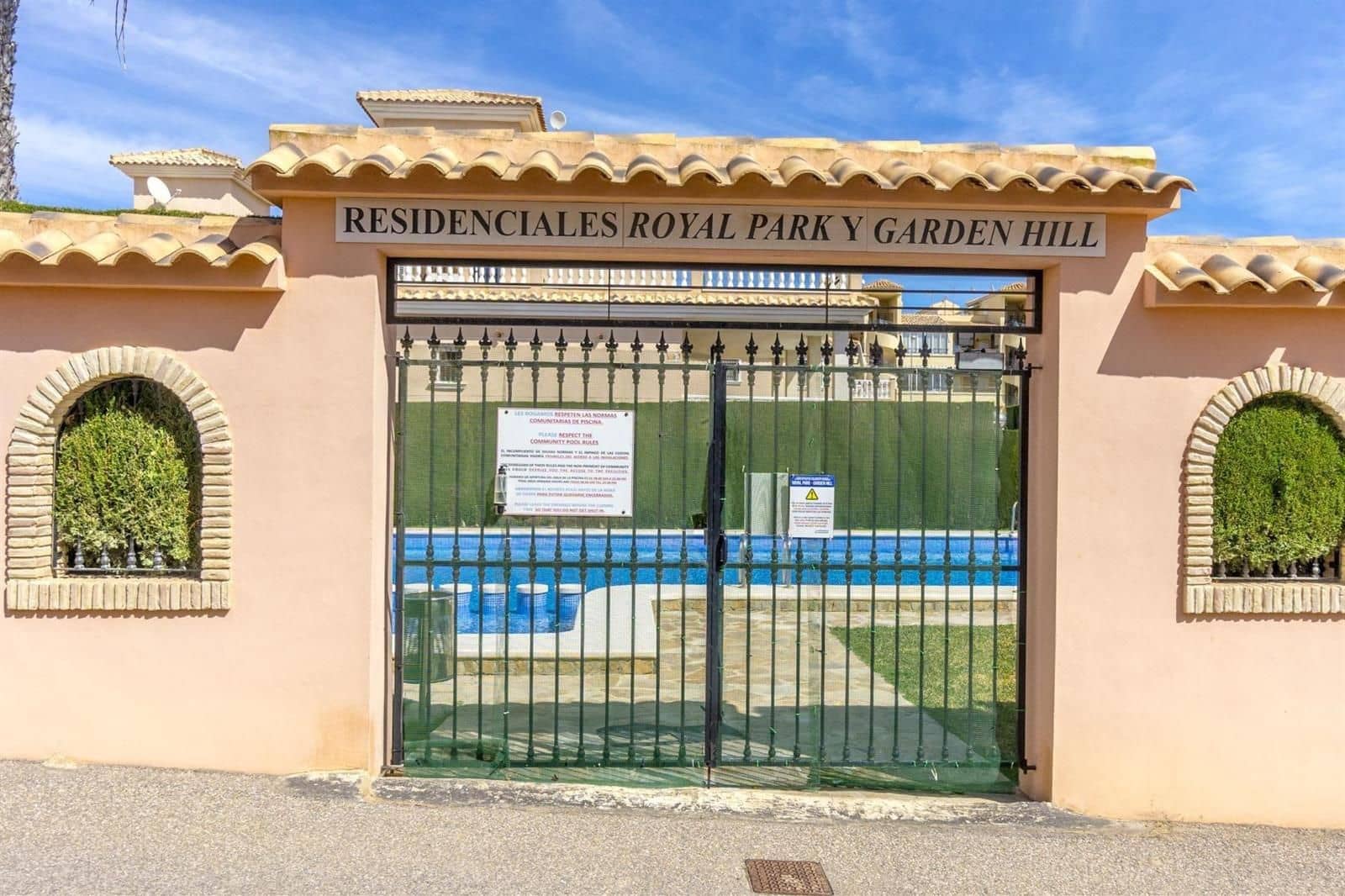 3 soveværelse Villa til salg i Orihuela Costa med swimmingpool garage - € 299.000 (Ref: 9953387)