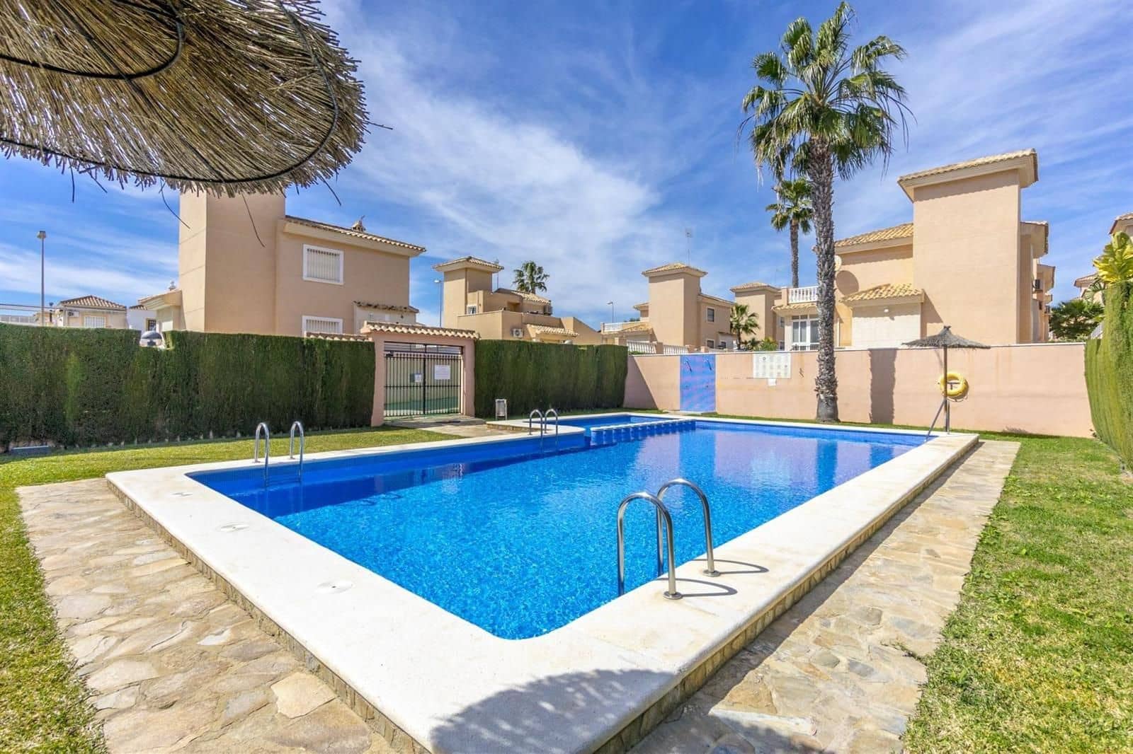 3 soveværelse Villa til salg i Orihuela Costa med swimmingpool garage - € 299.000 (Ref: 9953387)