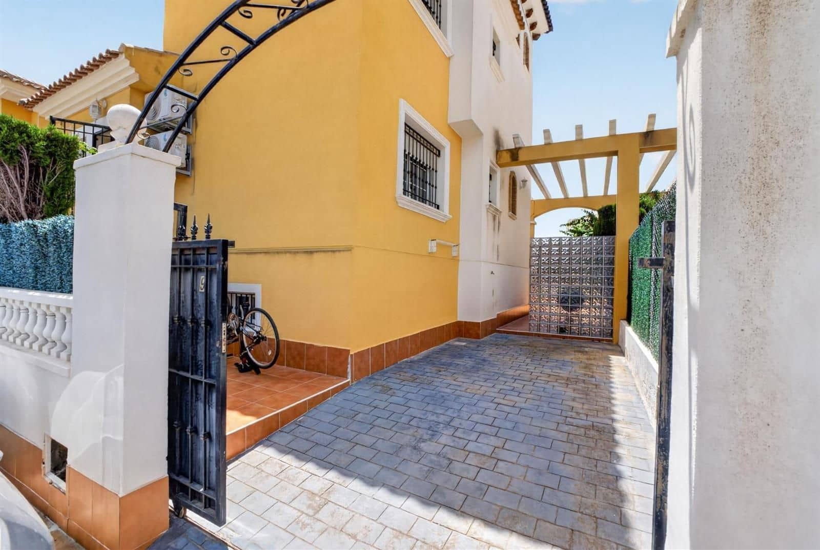 3 soveværelse Villa til salg i Orihuela Costa med swimmingpool garage - € 299.000 (Ref: 9953387)