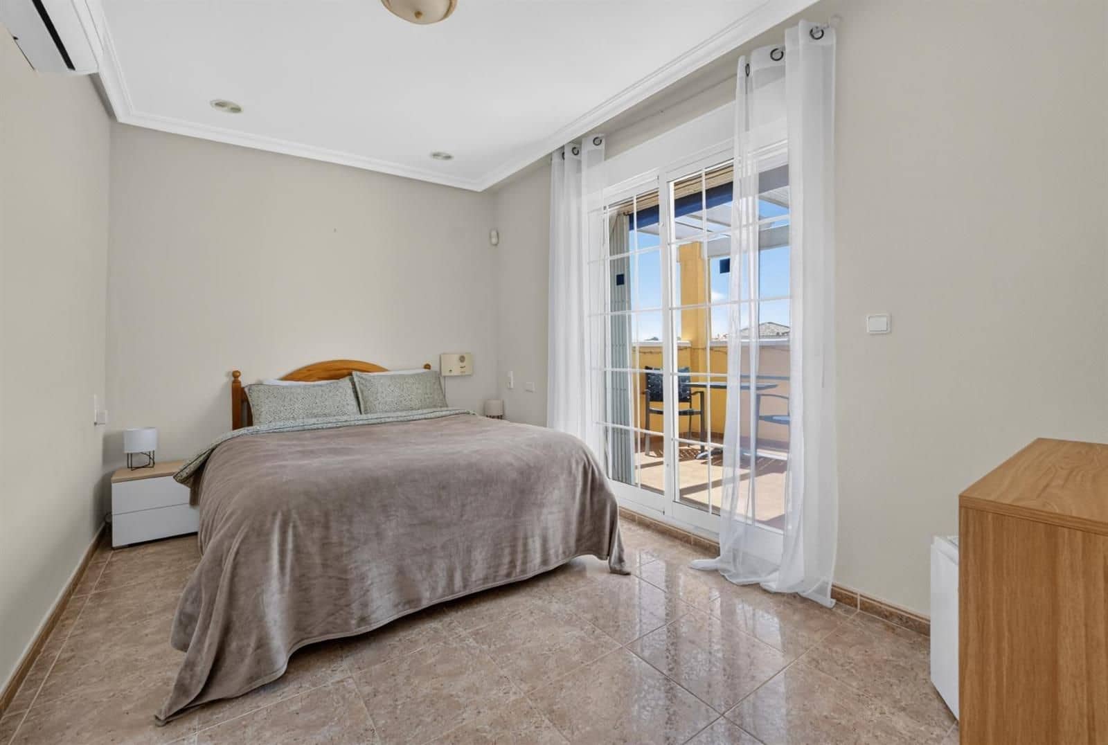 3 soveværelse Villa til salg i Orihuela Costa med swimmingpool garage - € 299.000 (Ref: 9953387)