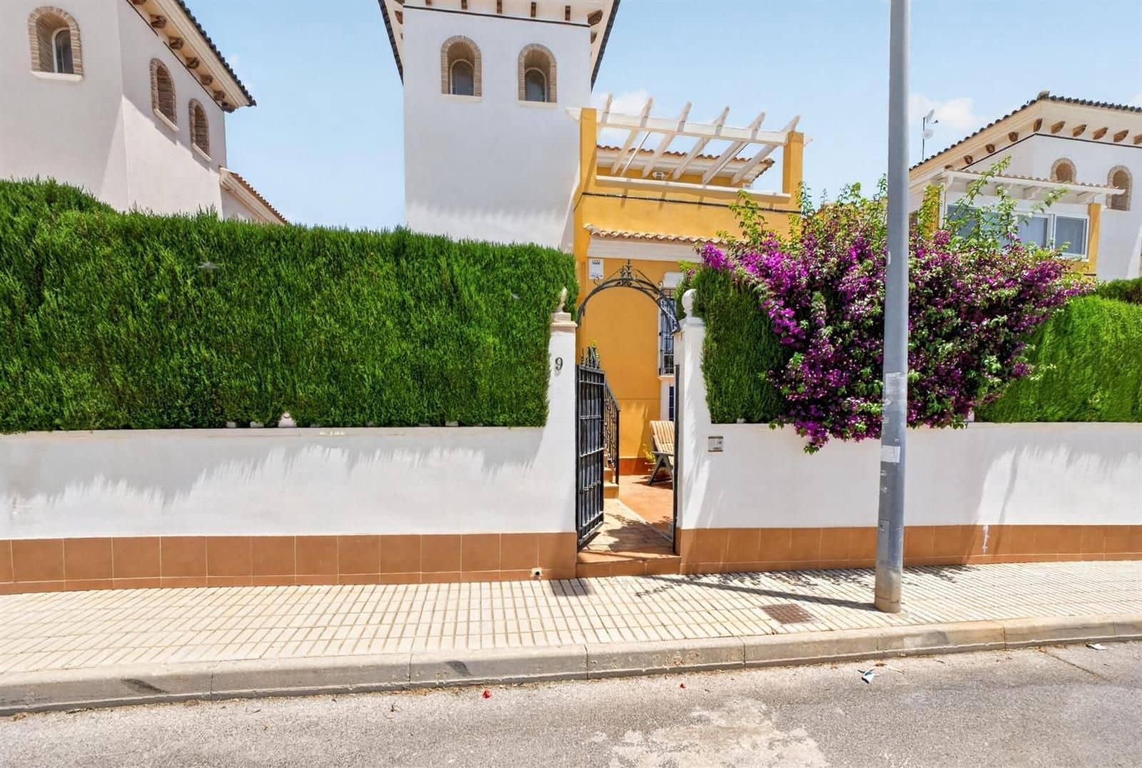 3 soveværelse Villa til salg i Orihuela Costa med swimmingpool garage - € 299.000 (Ref: 9953387)