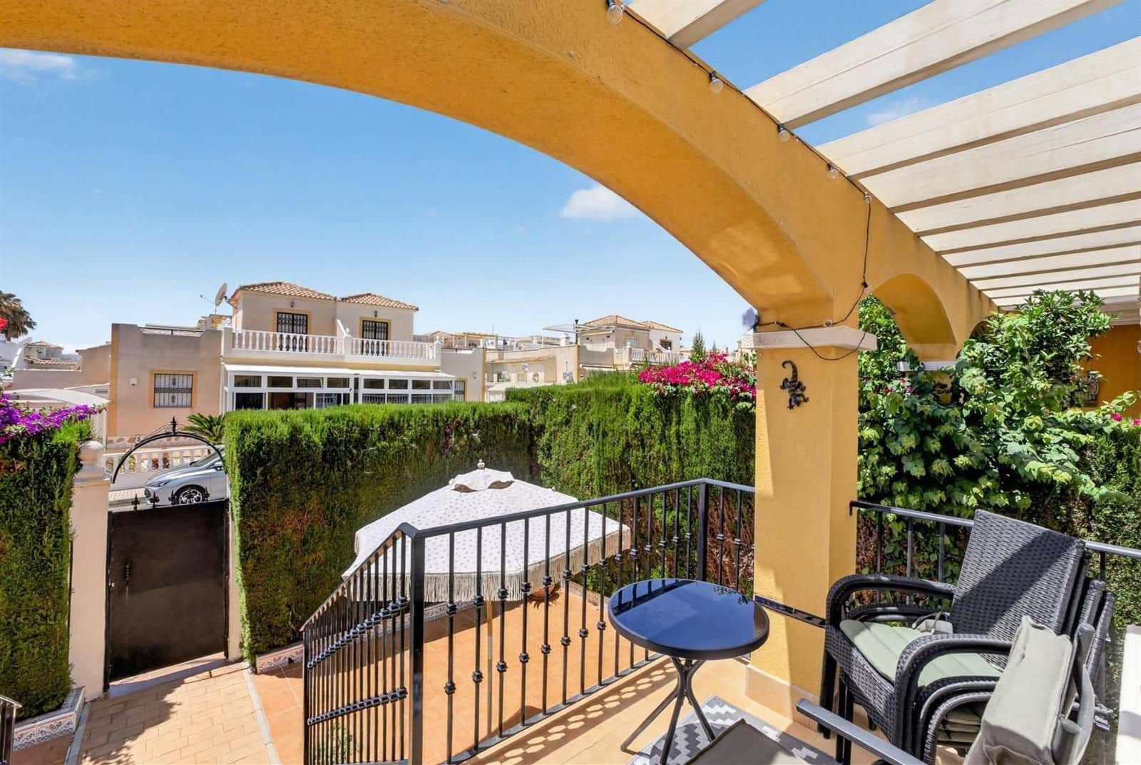 3 soveværelse Villa til salg i Orihuela Costa med swimmingpool garage - € 299.000 (Ref: 9953387)