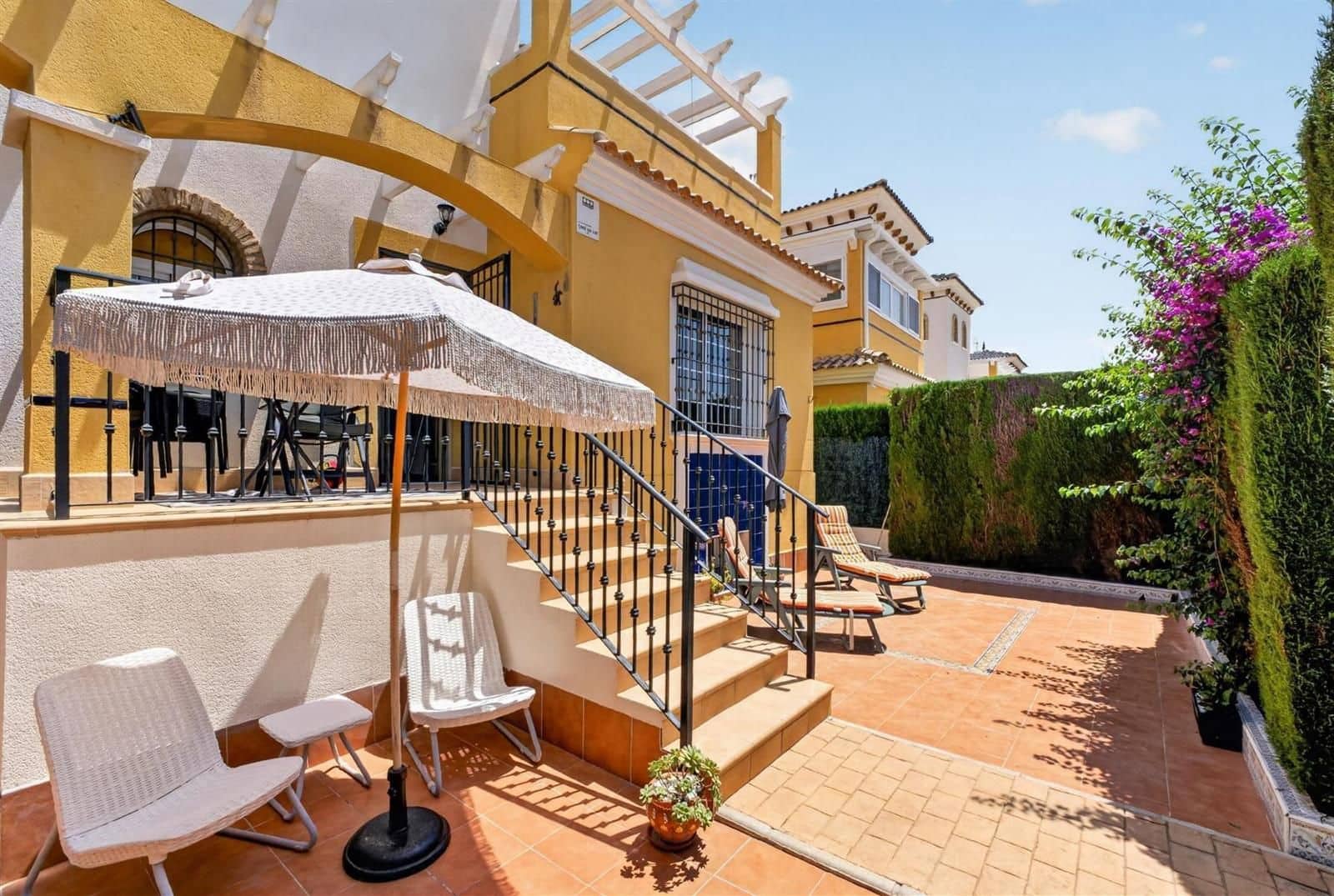 3 soveværelse Villa til salg i Orihuela Costa med swimmingpool garage - € 299.000 (Ref: 9953387)