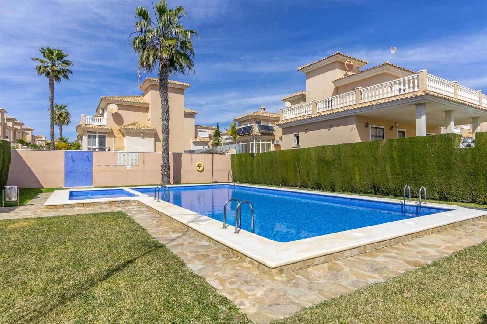 3 soveværelse Villa til salg i Orihuela Costa med swimmingpool garage - € 299.000 (Ref: 9953387)