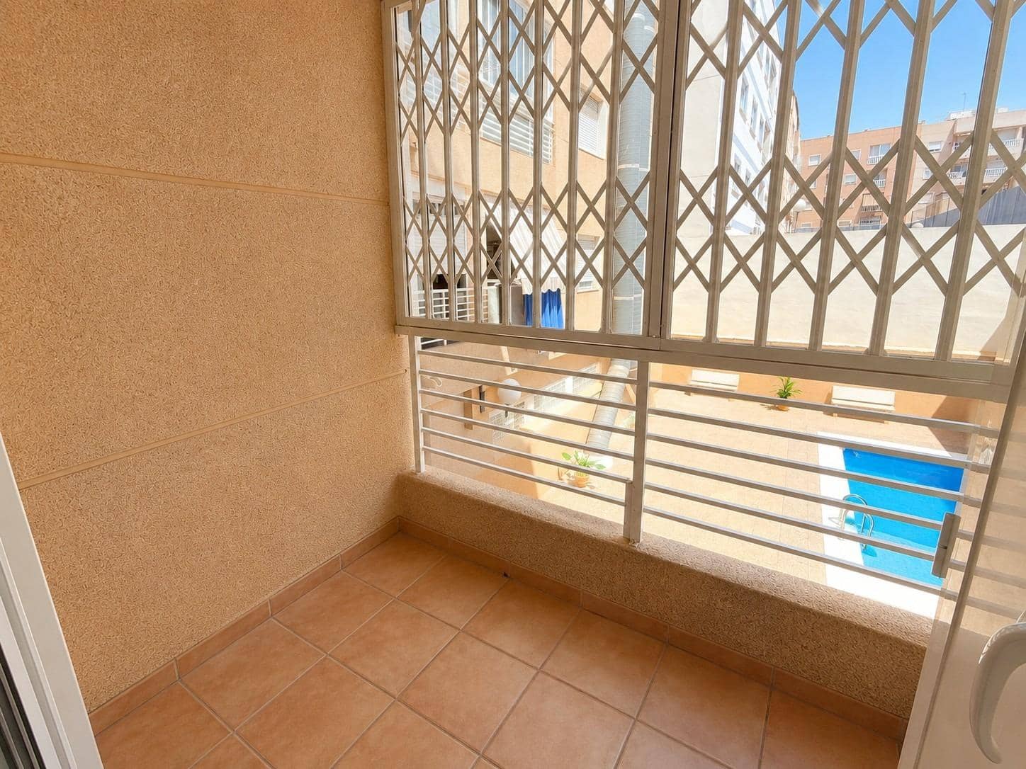 2 makuuhuone Huoneisto myytävänä paikassa Torrevieja - 127 000 € (Ref: 9983426)