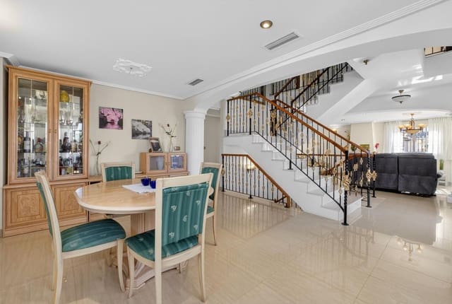 7 soveværelse Villa til salg i La Zenia, Orihuela - € 839.000 (Ref: 9983529)