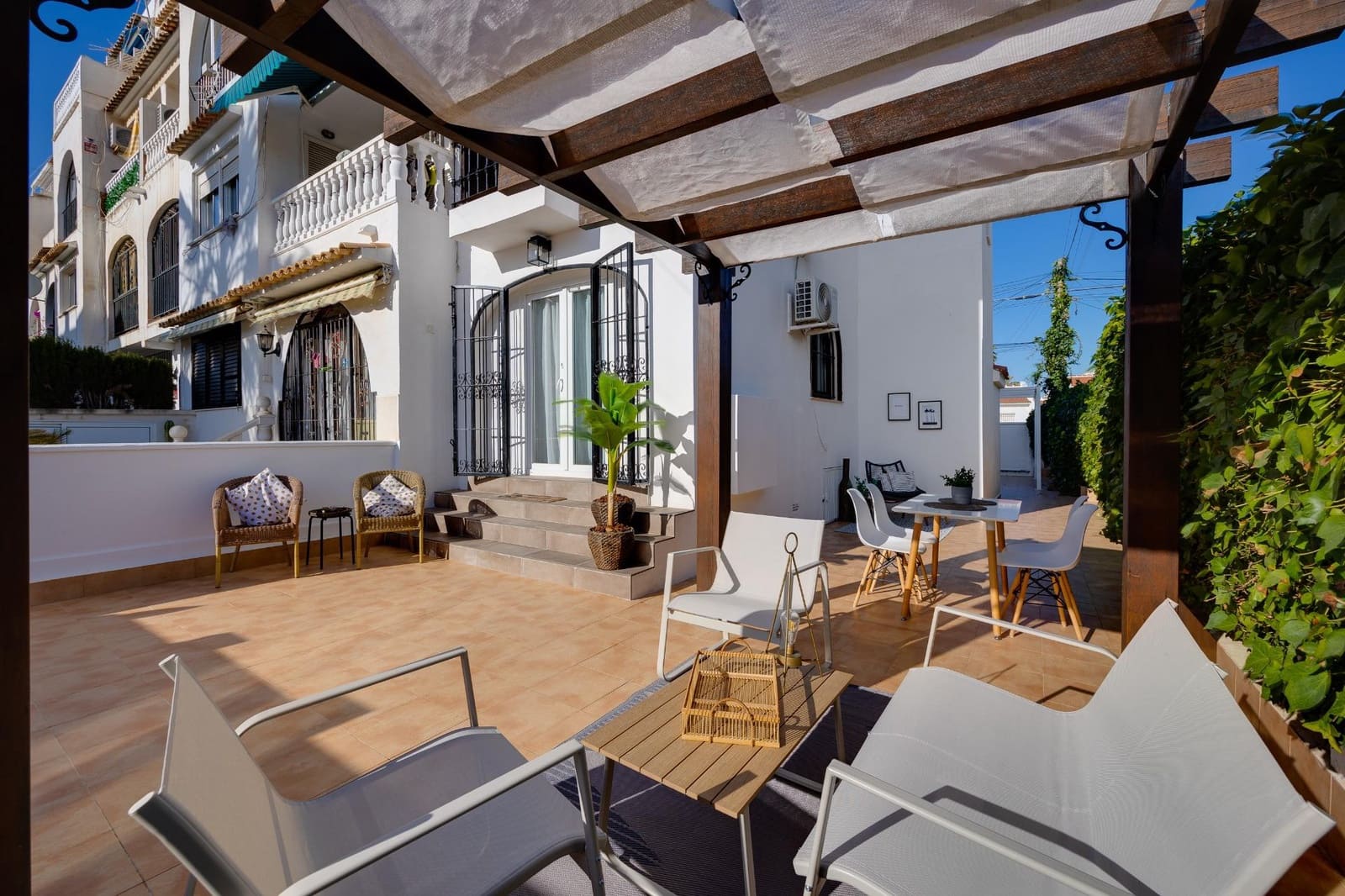 Apartamento de 2 habitaciones en Torrevieja en venta - 199.900 € (Ref: 9983533)