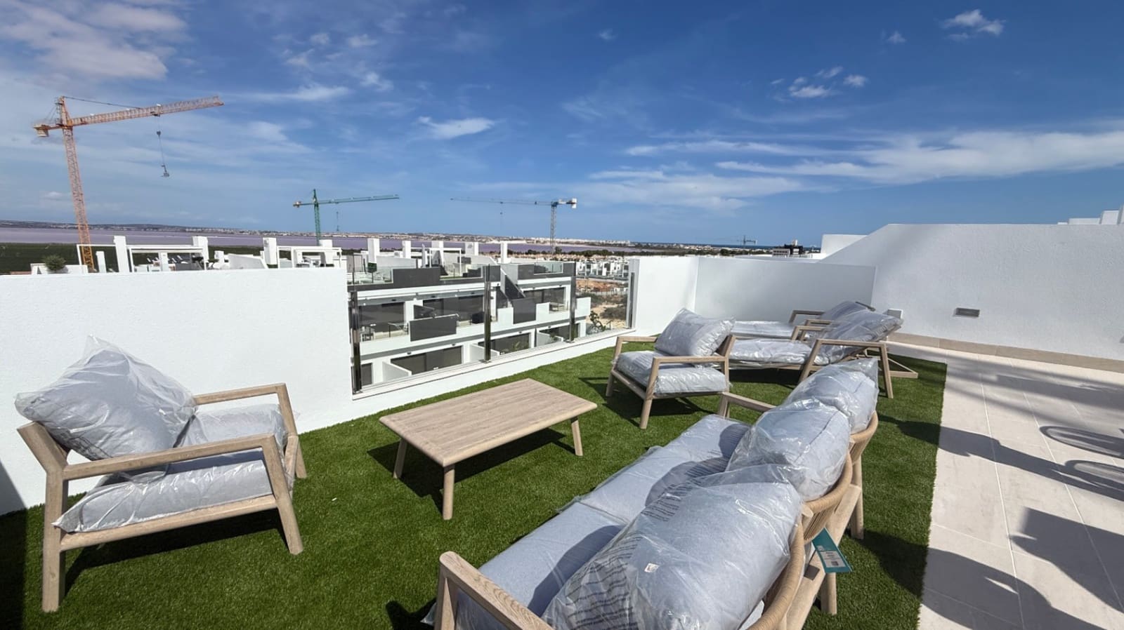 2 makuuhuone Kattohuoneisto myytävänä paikassa Torrevieja - 305 000 € (Ref: 9983561)