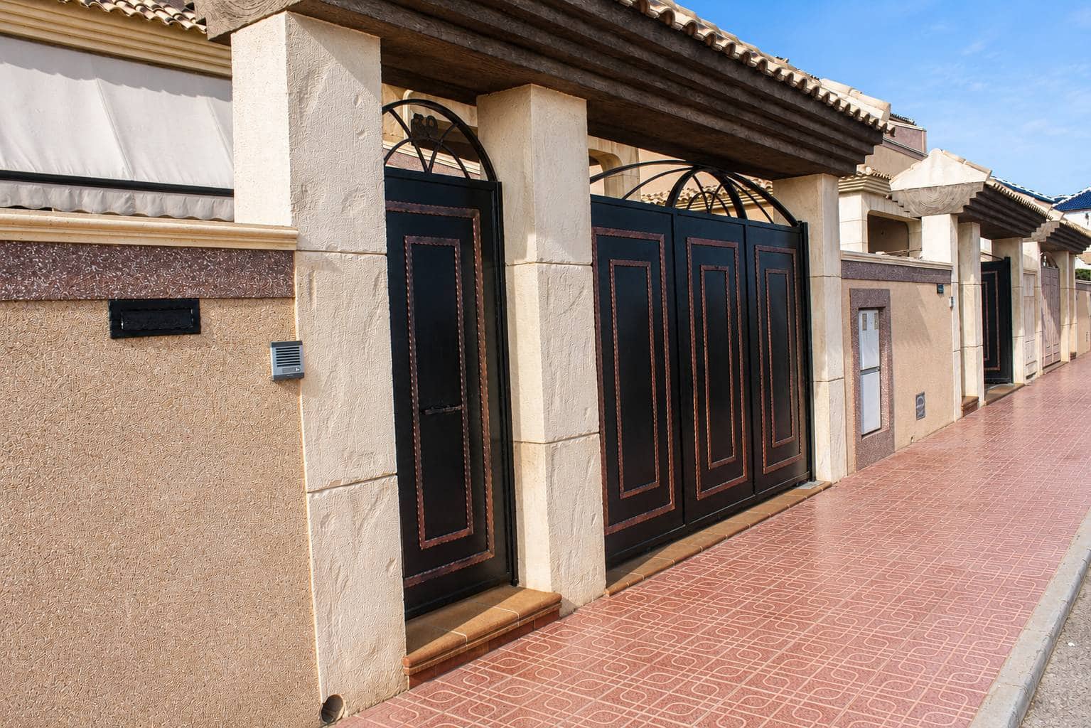 3 bedroom Townhouse for sale in Torrevieja - € 330,000 (Ref: 9983594)