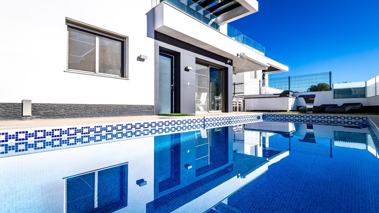 Chalet de 4 habitaciones en Orihuela Costa en venta - 599.000 € (Ref: 9983668)