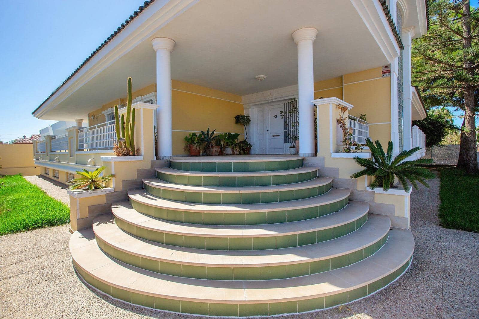 5 bedroom Villa for sale in Torrevieja - € 730,000 (Ref: 9986008)