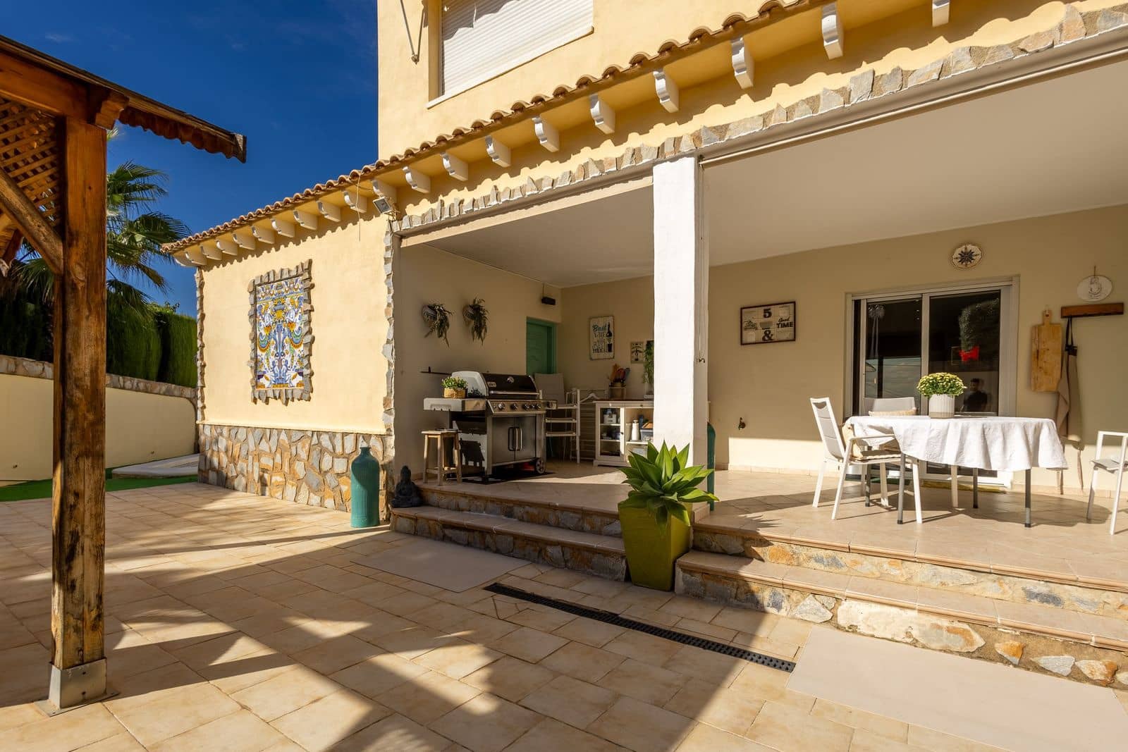 5 bedroom Villa for sale in Torrevieja - € 650,000 (Ref: 9986028)