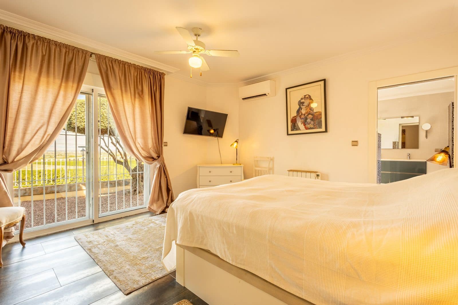 5 bedroom Villa for sale in Torrevieja - € 650,000 (Ref: 9986028)