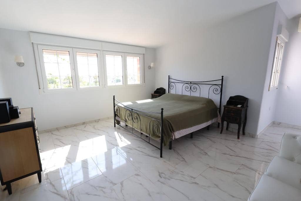 4 slaapkamer Villa te koop in Villamartin - € 699.000 (Ref: 9986051)