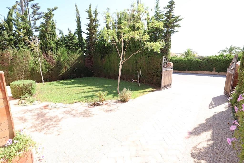 4 slaapkamer Villa te koop in Villamartin - € 699.000 (Ref: 9986051)