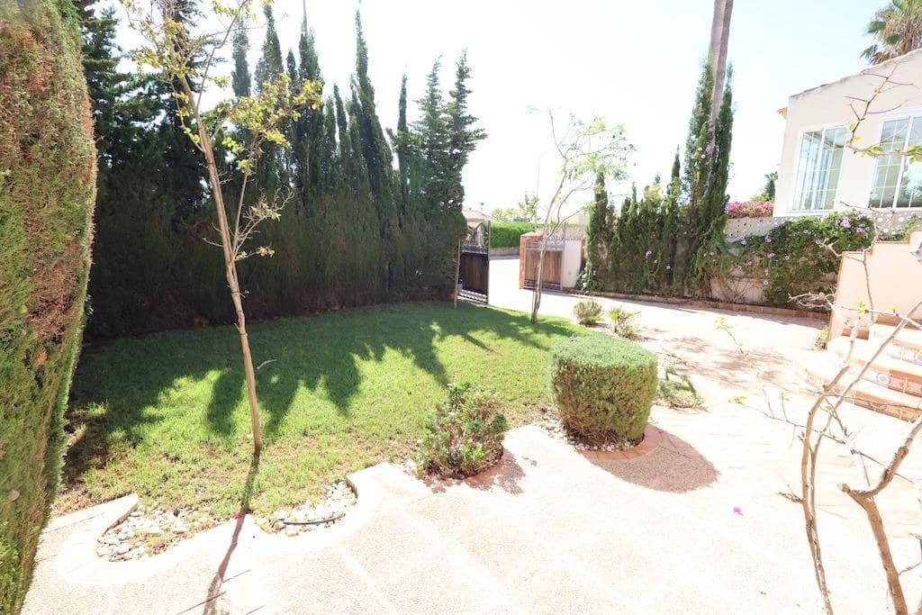 4 slaapkamer Villa te koop in Villamartin - € 699.000 (Ref: 9986051)