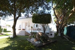 4 bedroom Villa for sale in Torrevieja - € 890,000 (Ref: 9990863)
