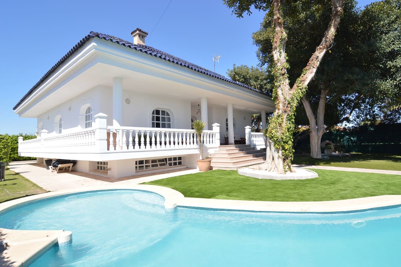 4 bedroom Villa for sale in Torrevieja - € 890,000 (Ref: 9990863)