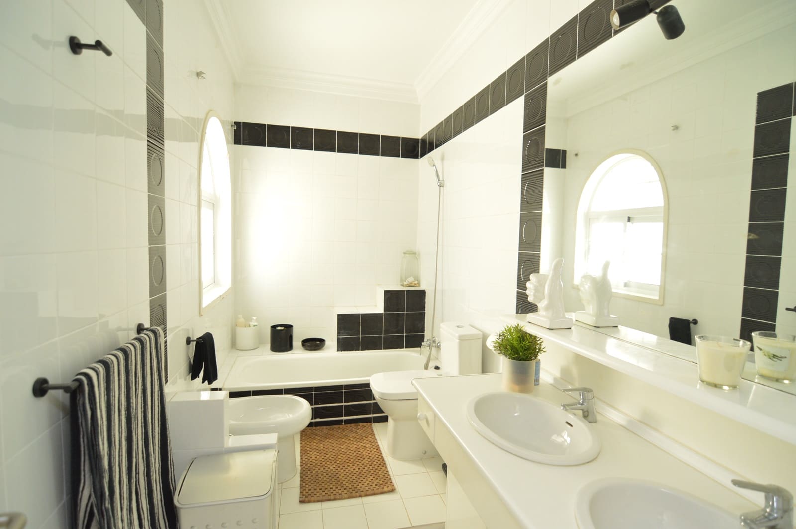 4 bedroom Villa for sale in Torrevieja - € 890,000 (Ref: 9990863)