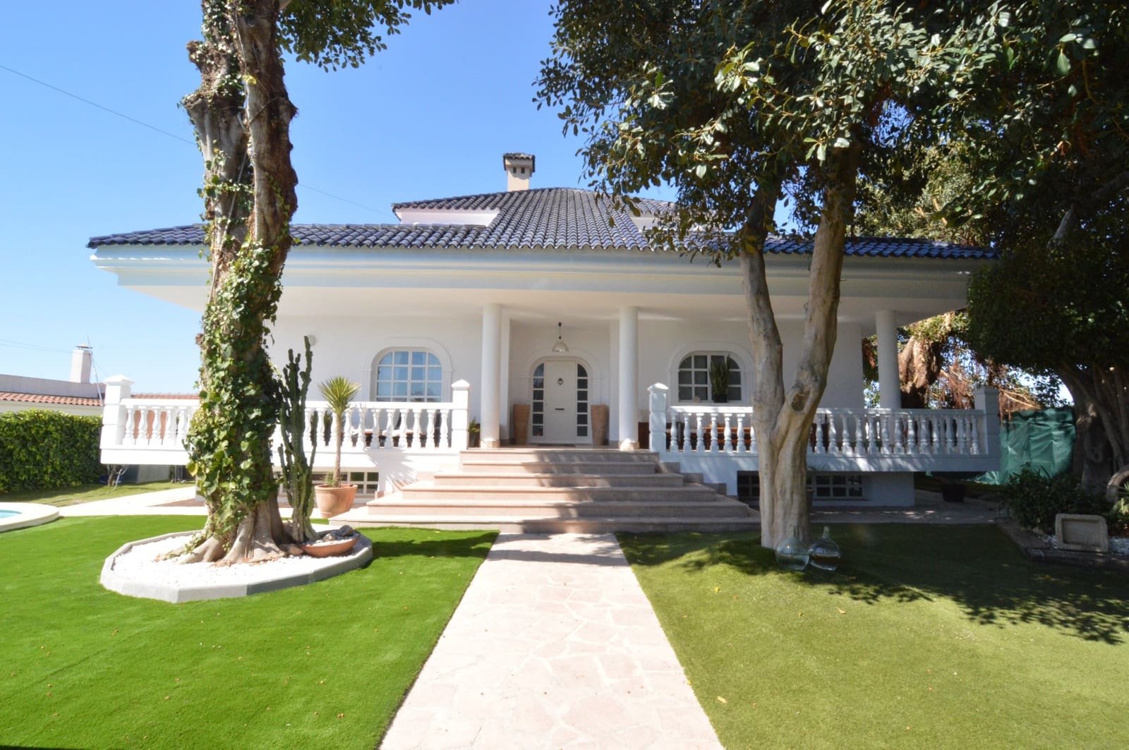 4 bedroom Villa for sale in Torrevieja - € 890,000 (Ref: 9990863)