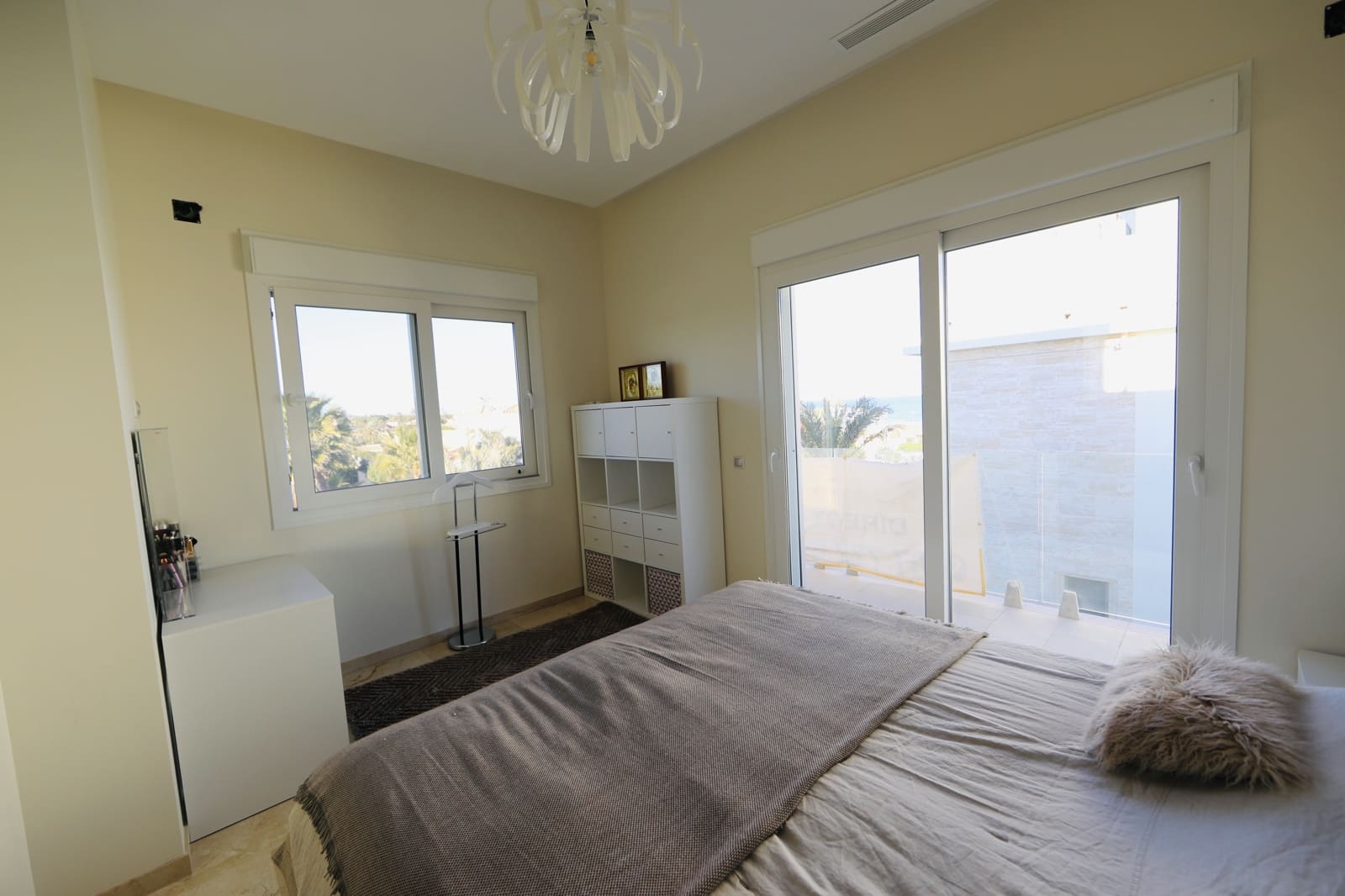 Chalet de 5 habitaciones en La Zenia en venta - 1.500.000 € (Ref: 9990865)
