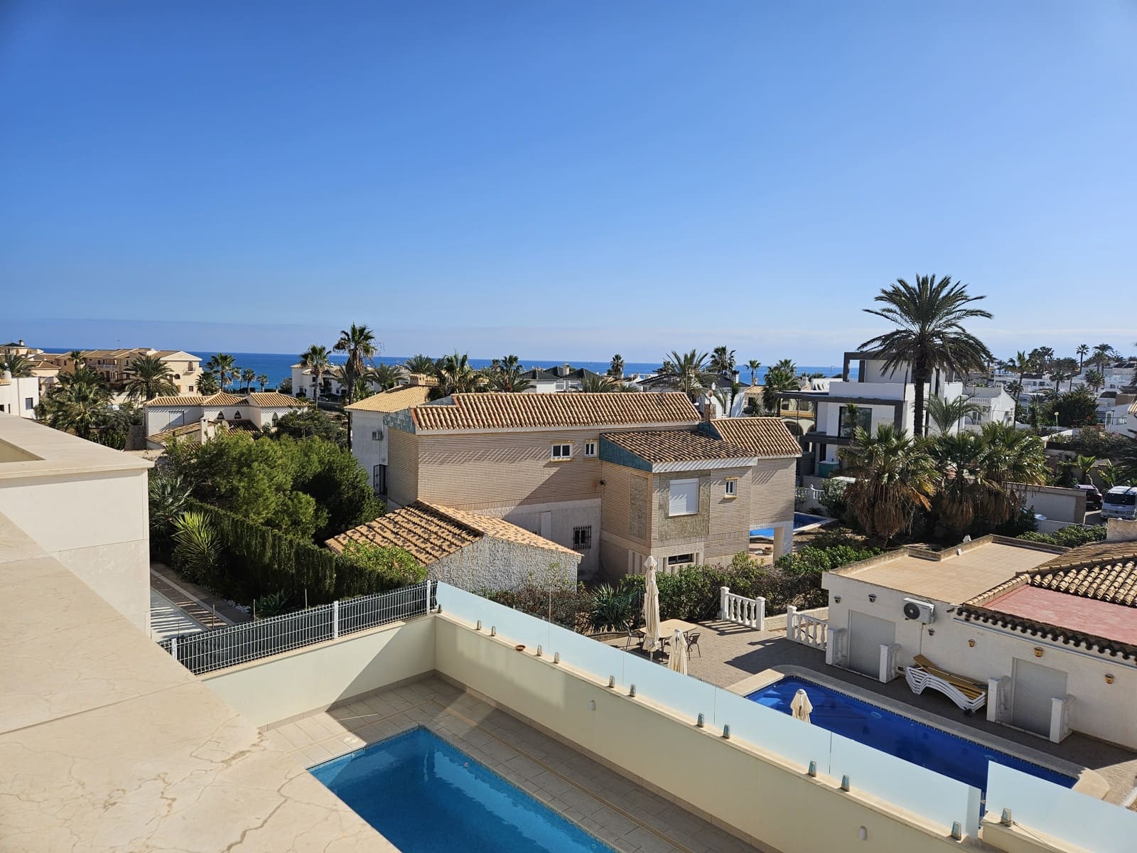 Chalet de 5 habitaciones en La Zenia en venta - 1.500.000 € (Ref: 9990865)