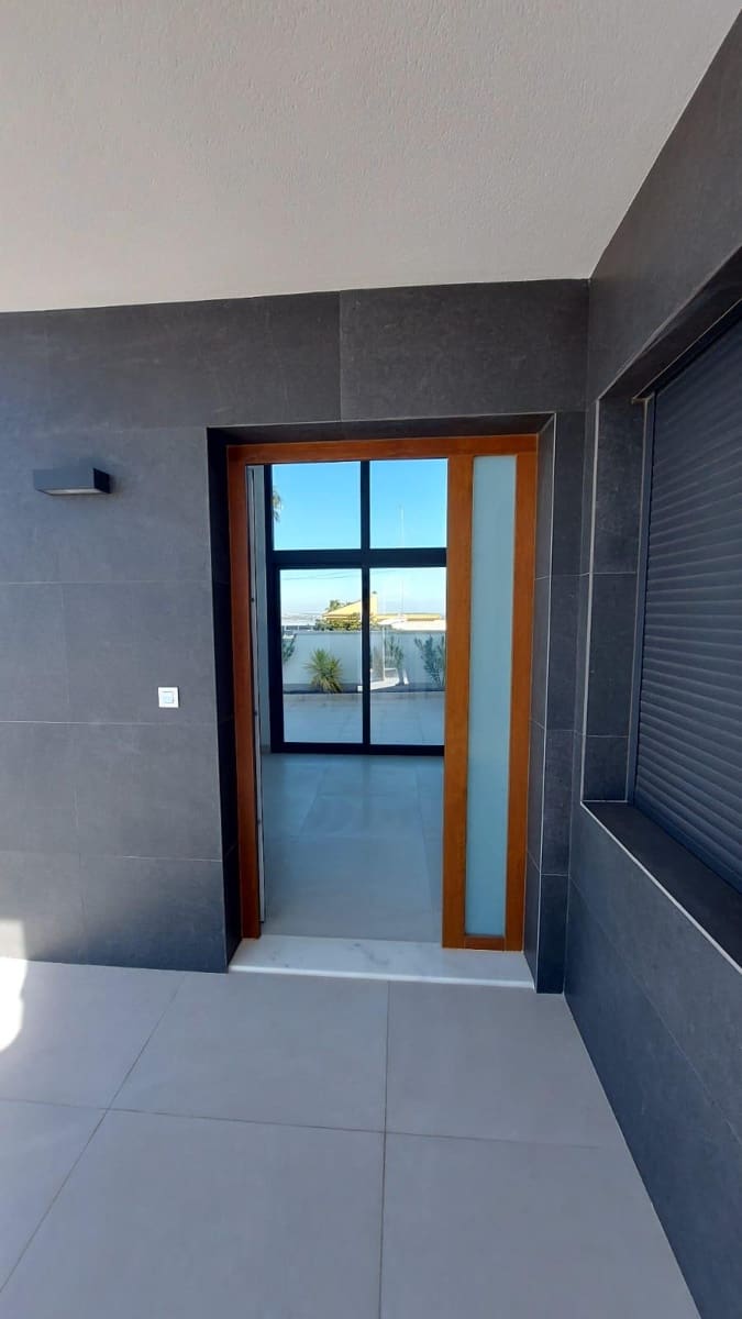 3 bedroom Villa for sale in Torrevieja - € 650,000 (Ref: 9991870)