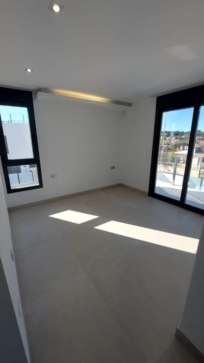 3 bedroom Villa for sale in Torrevieja - € 650,000 (Ref: 9991870)