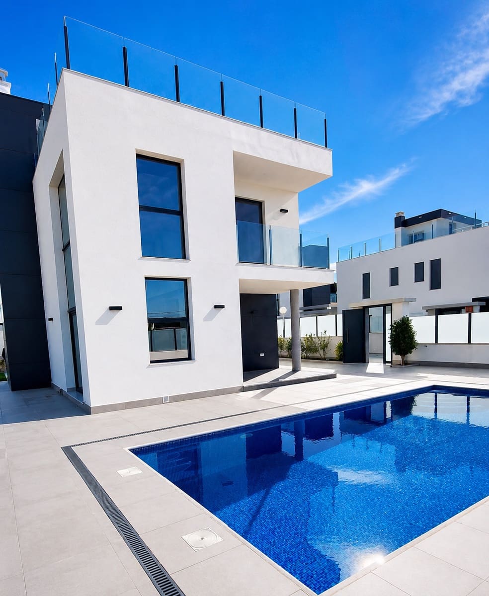 3 bedroom Villa for sale in Torrevieja - € 650,000 (Ref: 9991870)