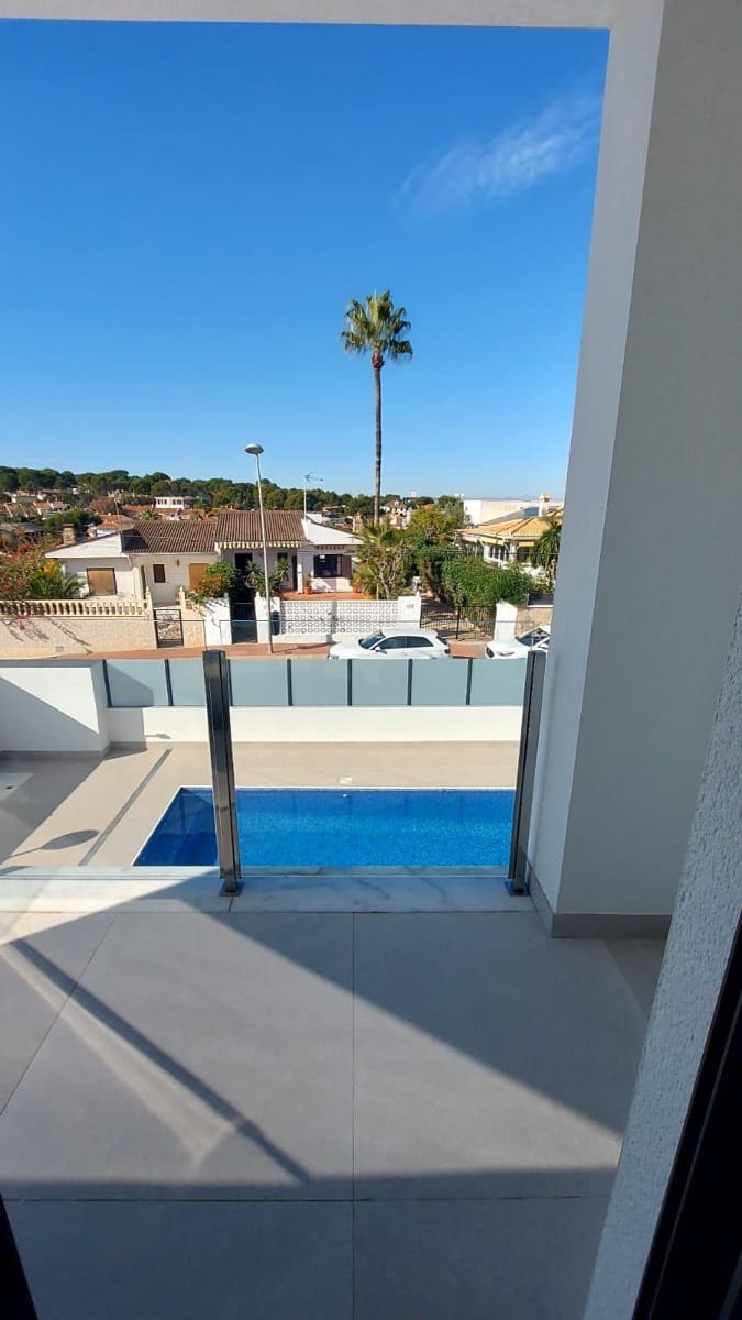 3 bedroom Villa for sale in Torrevieja - € 650,000 (Ref: 9991870)
