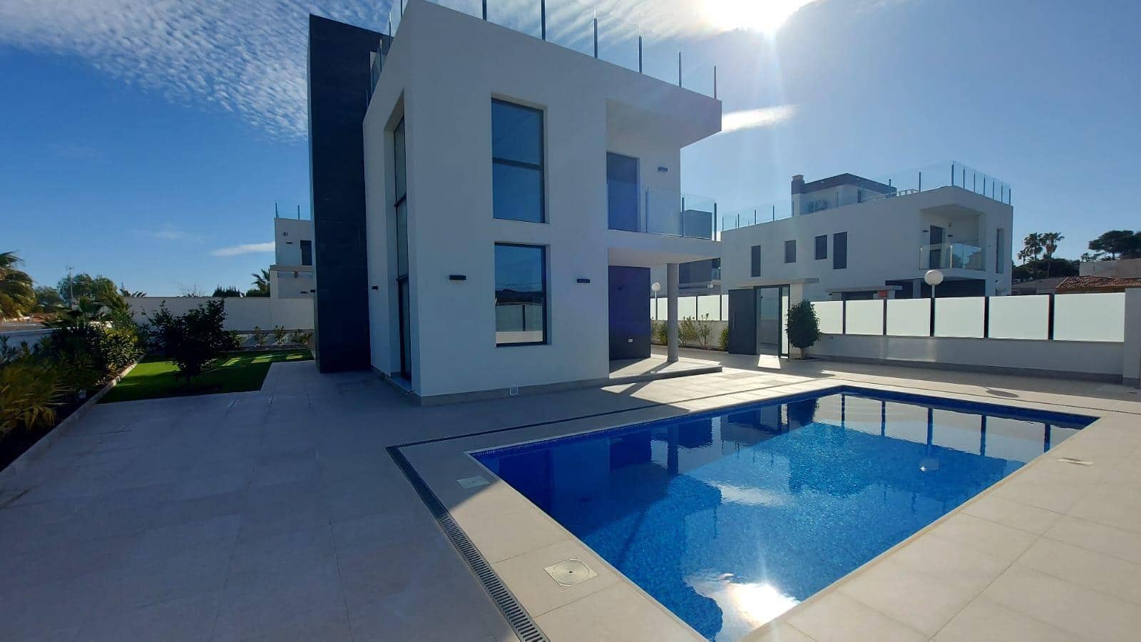 3 bedroom Villa for sale in Torrevieja - € 650,000 (Ref: 9991870)
