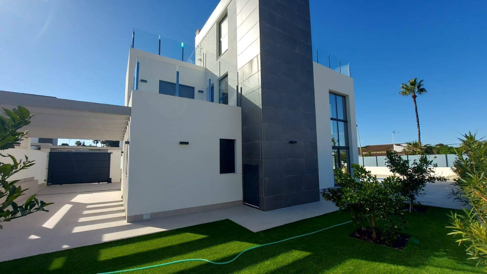 3 bedroom Villa for sale in Torrevieja - € 650,000 (Ref: 9991870)