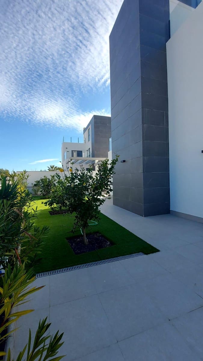 3 bedroom Villa for sale in Torrevieja - € 650,000 (Ref: 9991870)