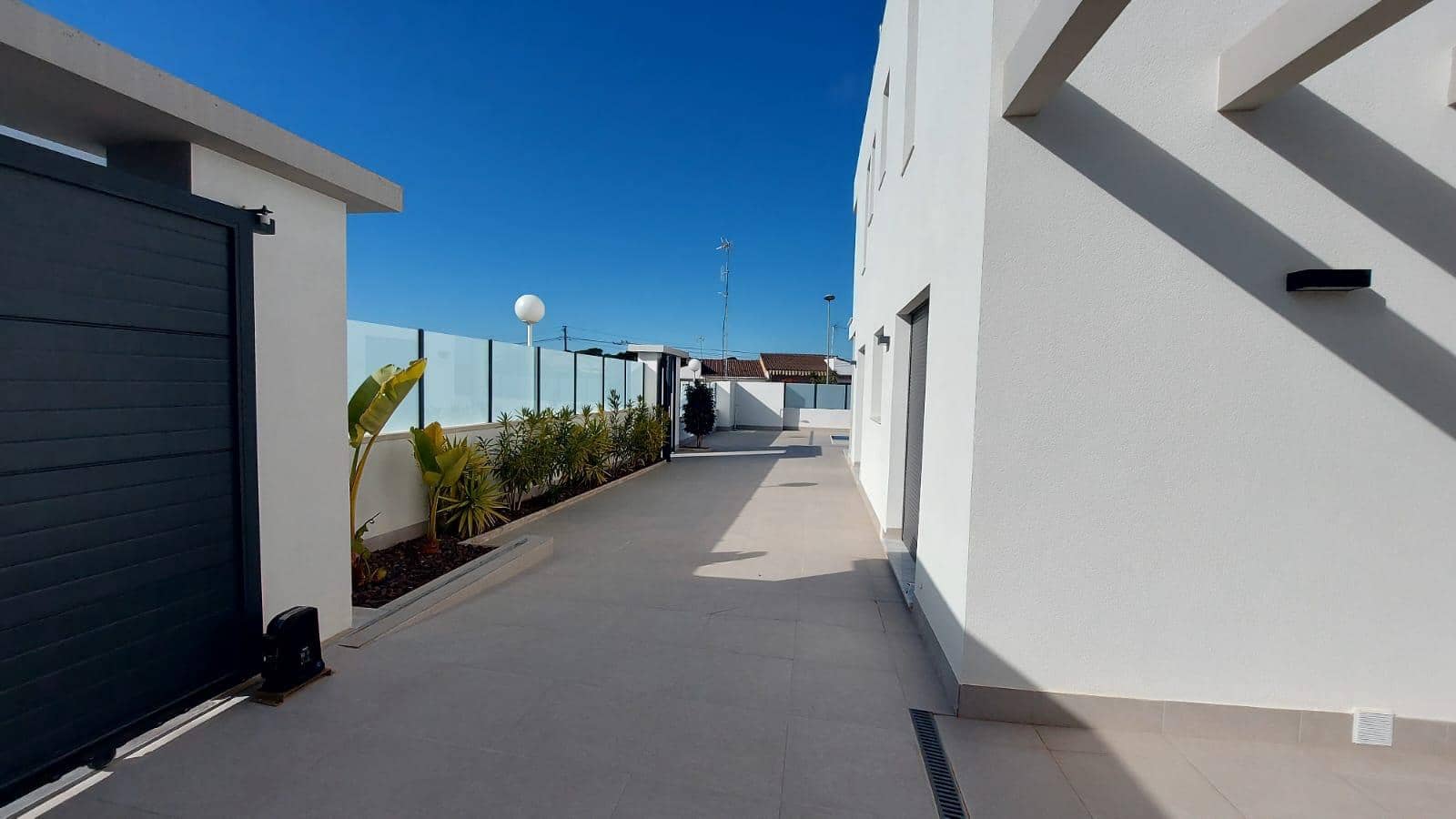3 bedroom Villa for sale in Torrevieja - € 650,000 (Ref: 9991870)