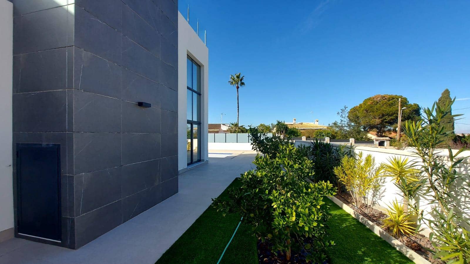 3 bedroom Villa for sale in Torrevieja - € 650,000 (Ref: 9991870)
