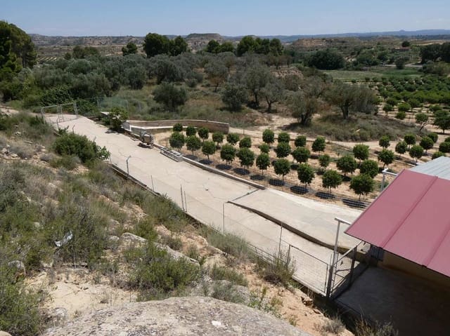 2 soveværelse Finca/Landehus til salg i Caspe med swimmingpool garage - € 149.000 (Ref: 7774812)