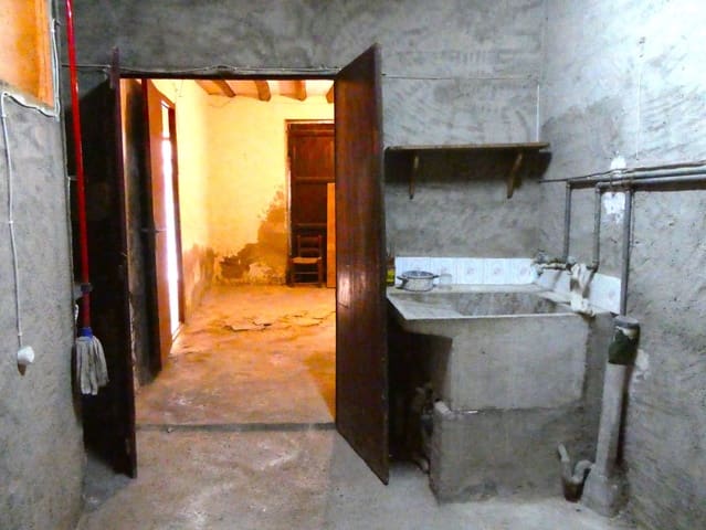 Omakotitalo myytävänä paikassa Maella mukana 
autotalli - 39 000 € (Ref: 7978032)