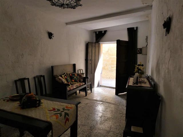 Casa de 6 habitaciones en Maella en venta con garaje - 45.000 € (Ref: 8764986)