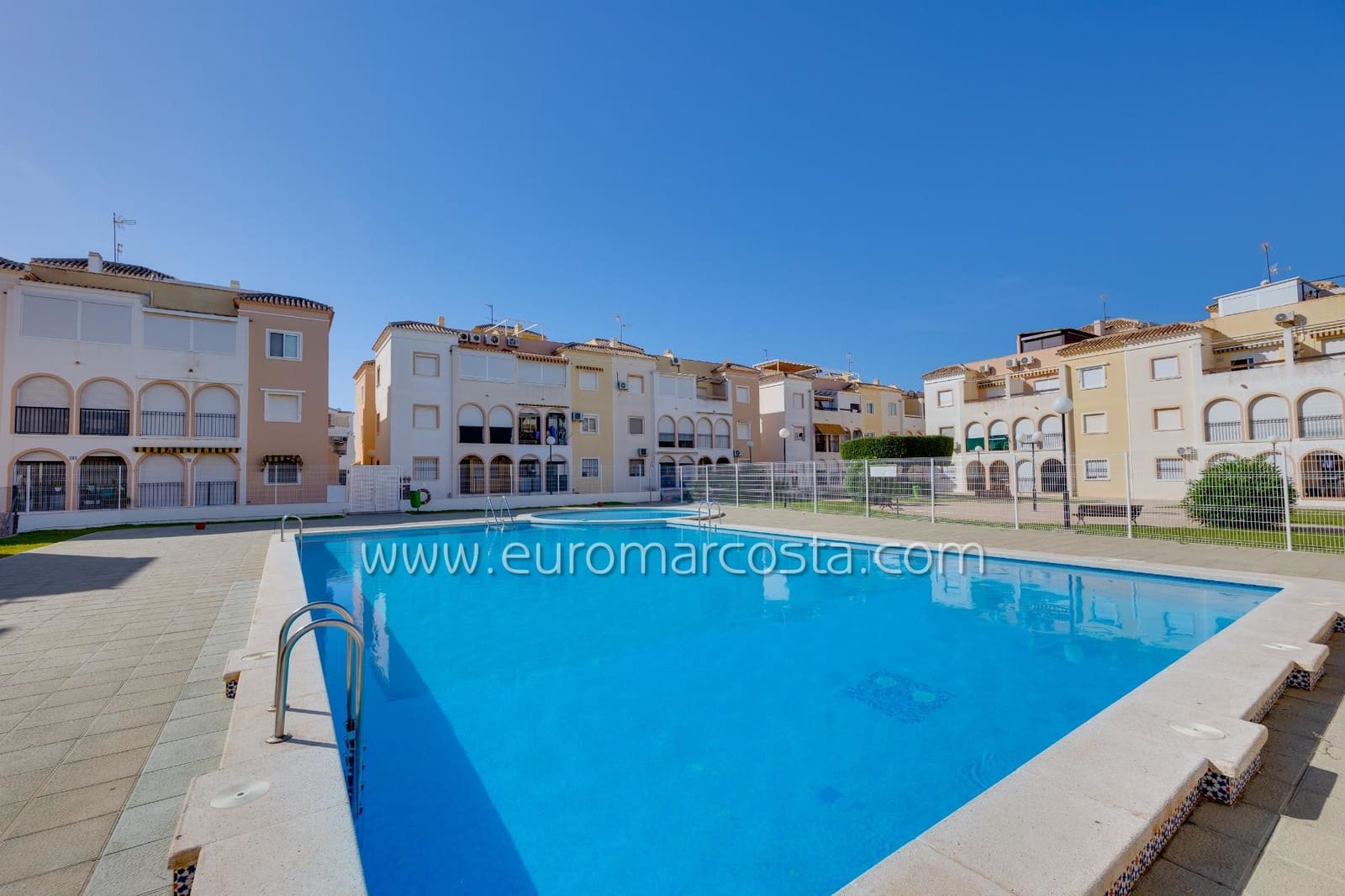 2 sypialnia Bungalow na sprzedaż w Torrevieja z basenem - 147 000 € (Ref: 10077290)