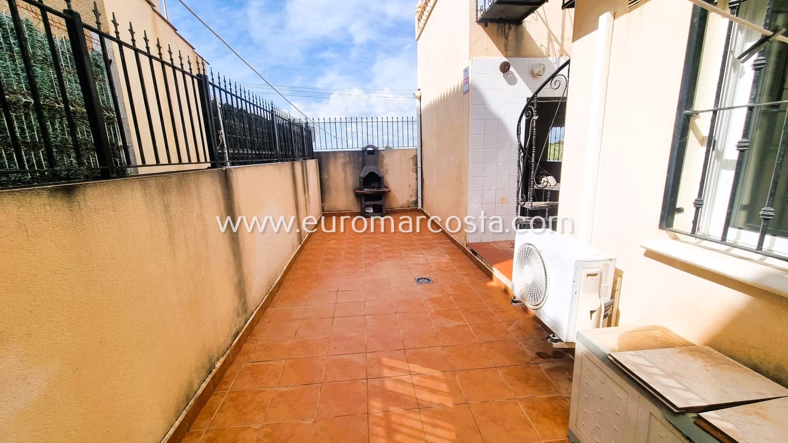 3 chambre Villa/Maison Semi-Mitoyenne à vendre à Guardamar del Segura avec piscine garage - 199 000 € (Ref: 10167292)